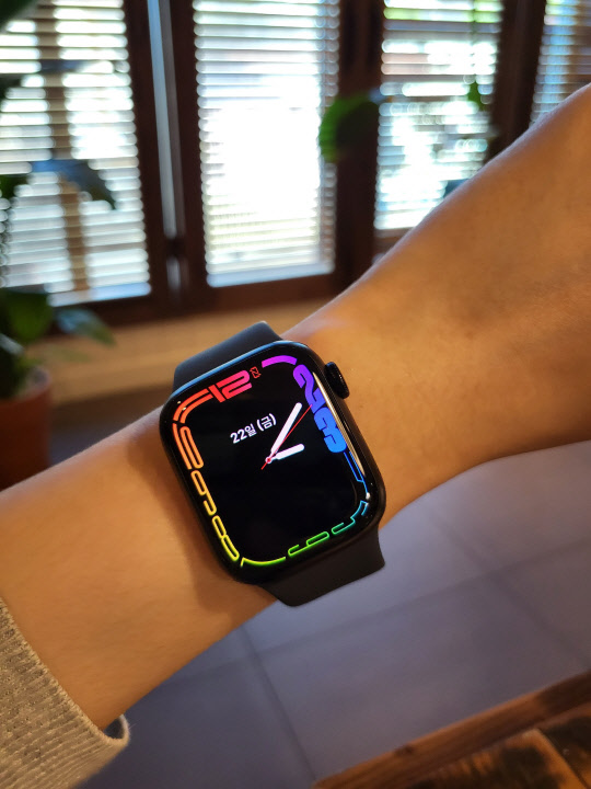 '애플워치7'을 착용하고 윤곽 페이스를 적용한 모습. 김나인 기자